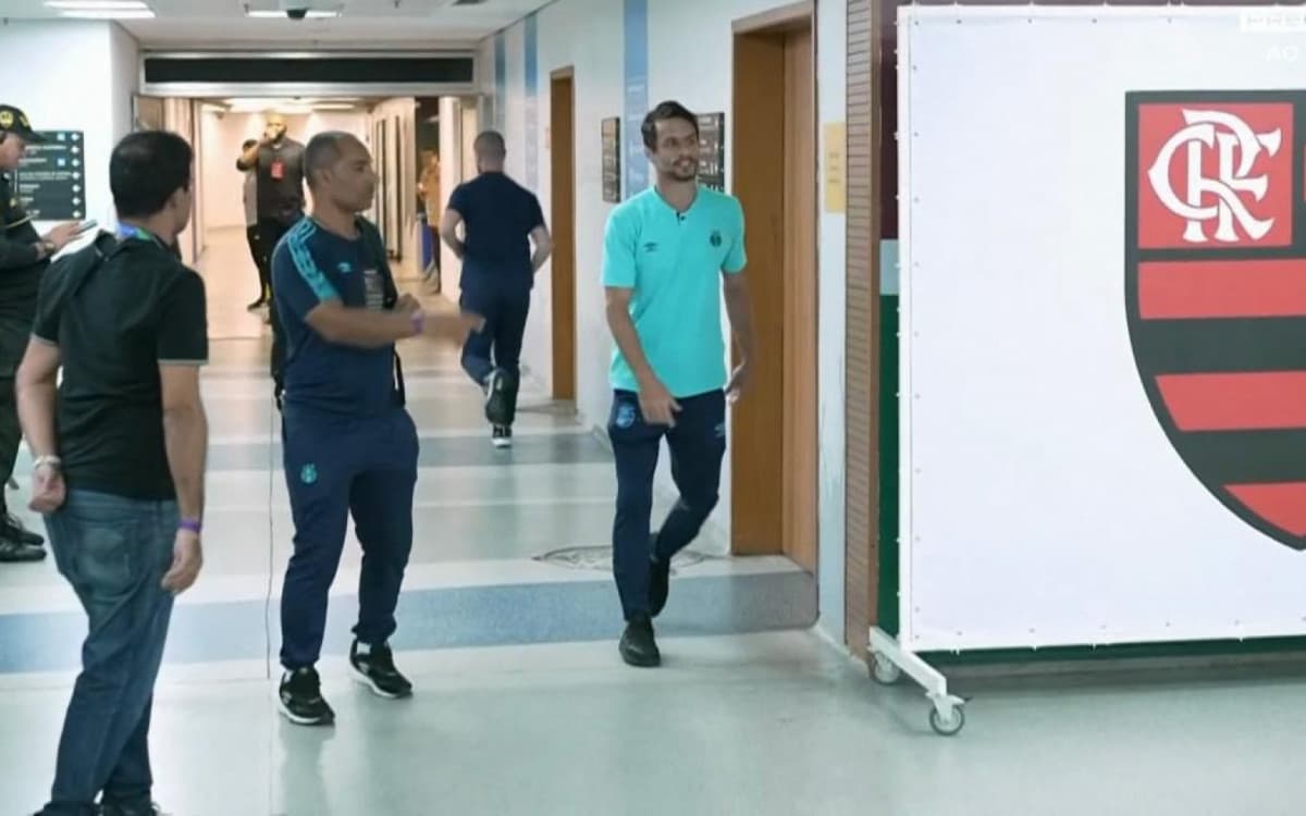 Vídeo! Agora no Grêmio, Rodrigo Caio se confunde e quase entra no vestiário do Flamengo no Maracanã