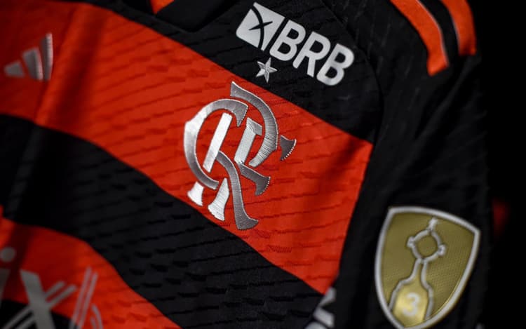 Camisa do Flamengo em 2025 terá logo da Adidas no mesmo tamanho do escudo