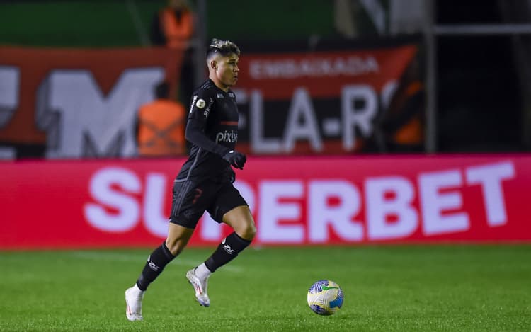 Luiz Araújo, do Flamengo, passa por cirurgia e tem alta prevista para esta quinta