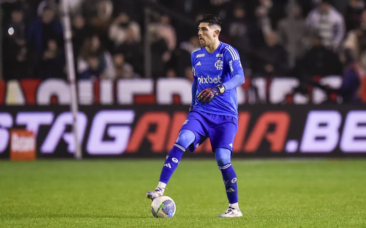 Rossi atinge maior marca de defesas em uma partida pelo Flamengo na temporada