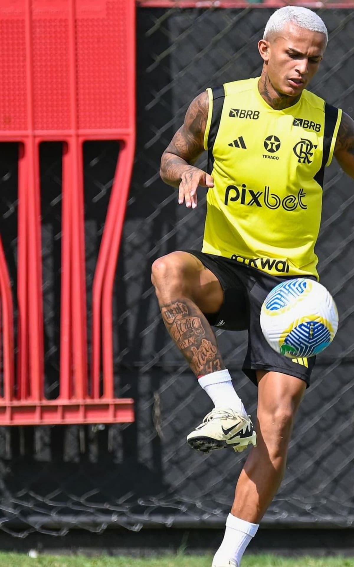 Flamengo inicia conversas para renovar contrato de Wesley