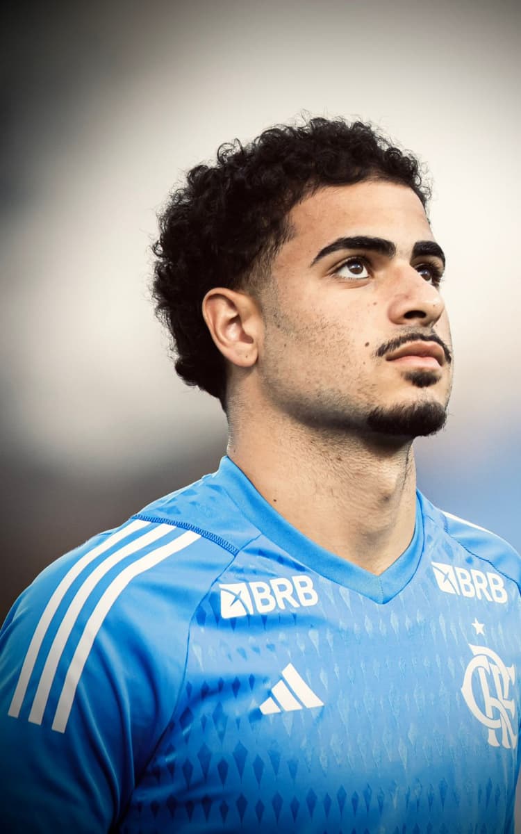 Após superar o câncer, goleiro Raphael Nunes celebra retorno defendendo o sub-20 do Flamengo