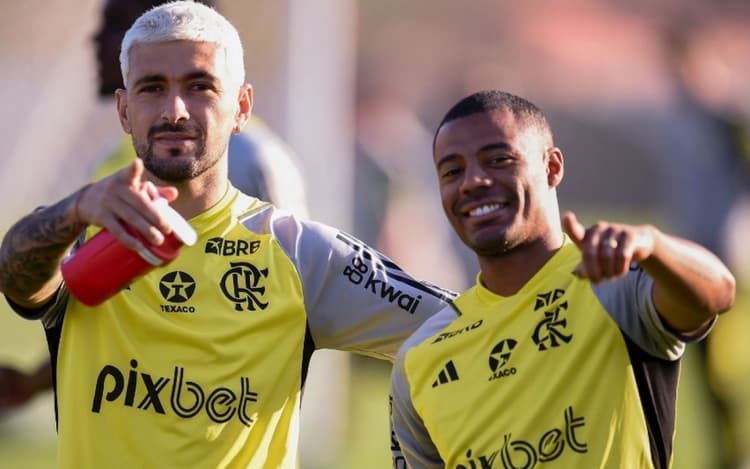 Flamengo terá volta de De La Cruz e Léo Ortiz no banco contra o Peñarol