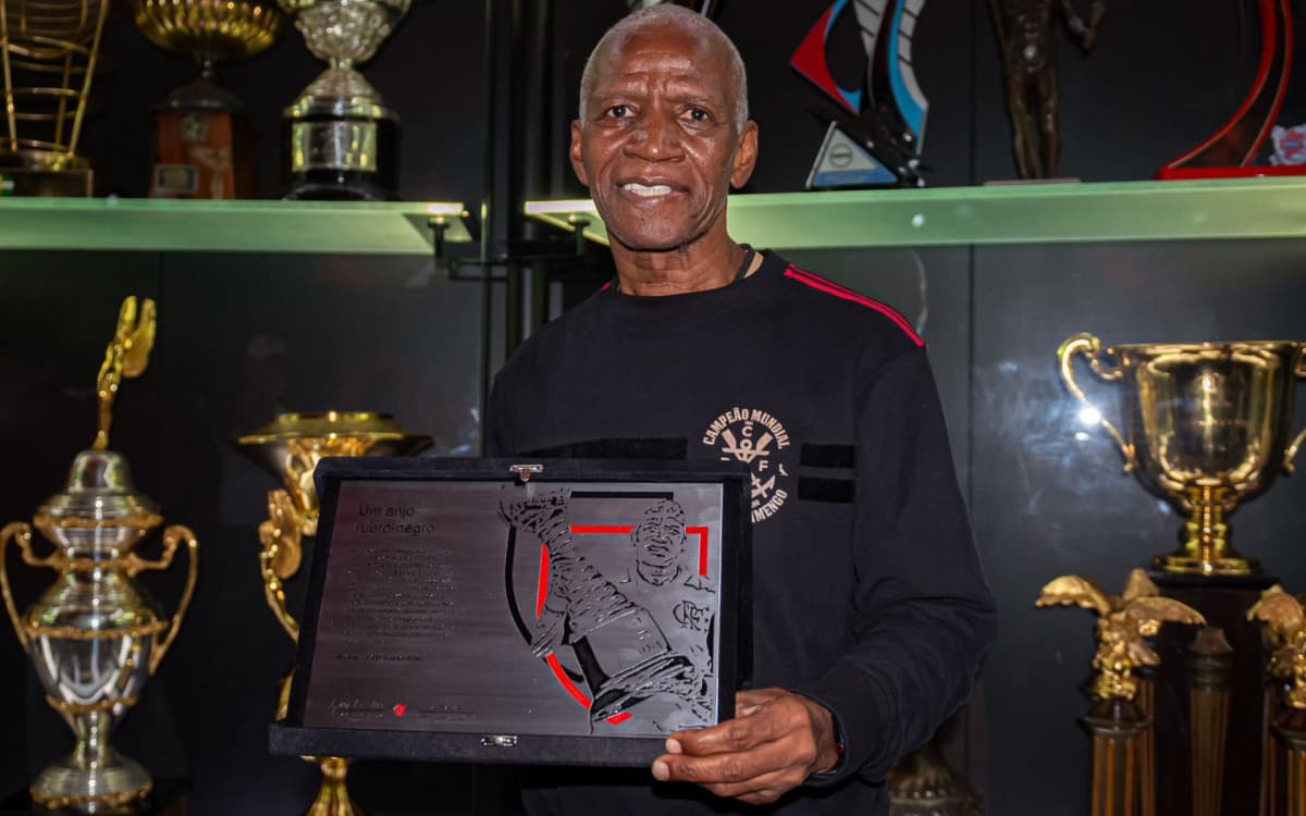 Comissão técnica e elenco do Flamengo prestam homenagem à Adílio antes de treino