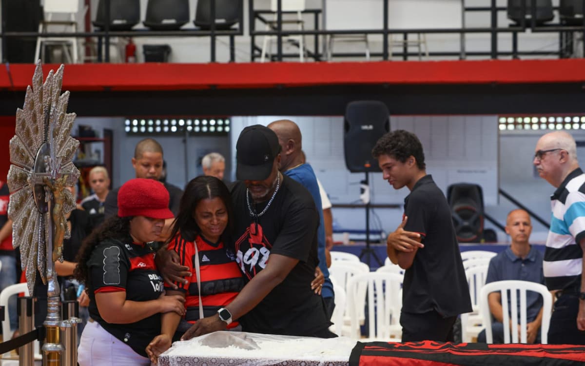 Familiares, amigos, ex-companheiros e torcedores se despedem de Adílio em velório na Gávea