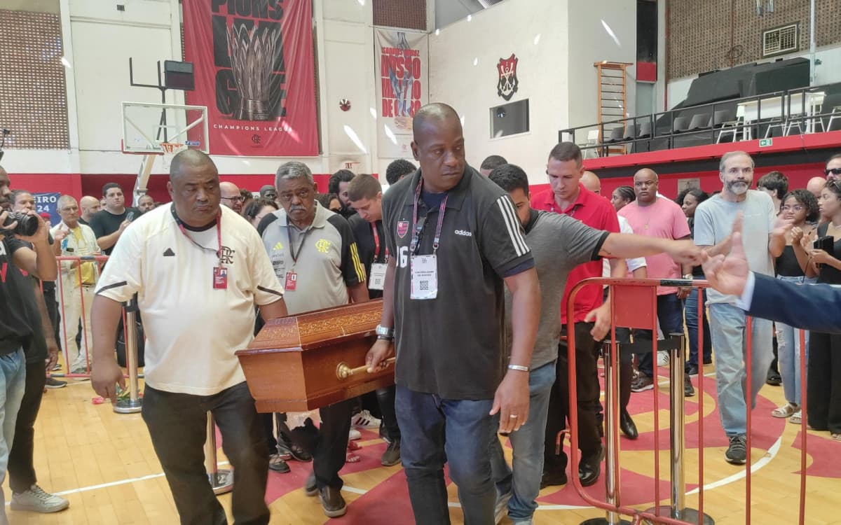 Velório é encerrado e corpo de Adílio segue para sepultamento em cemitério de Botafogo