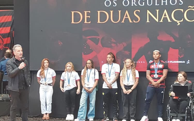 Medalhistas olímpicos recebem homenagem do Flamengo na Gávea