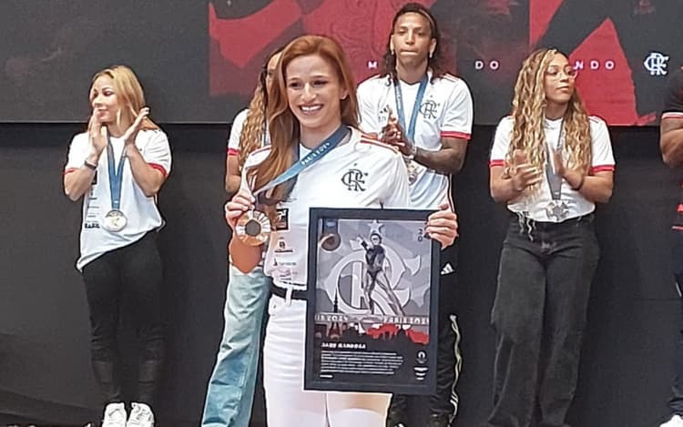 Jade Barbosa se emociona em homenagem: 'A história do Flamengo se confunde com a da ginástica'
