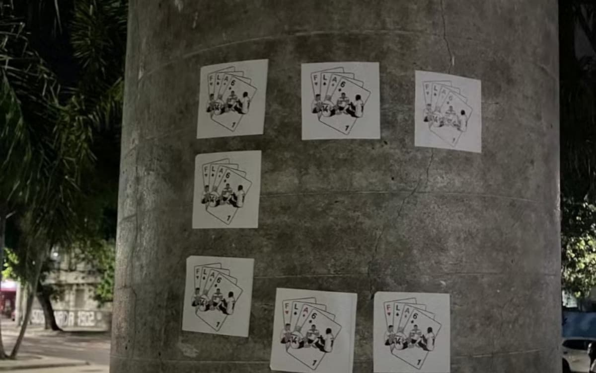 Torcida do Flamengo cola adesivos com provocações do 6 a 1 contra o Vasco