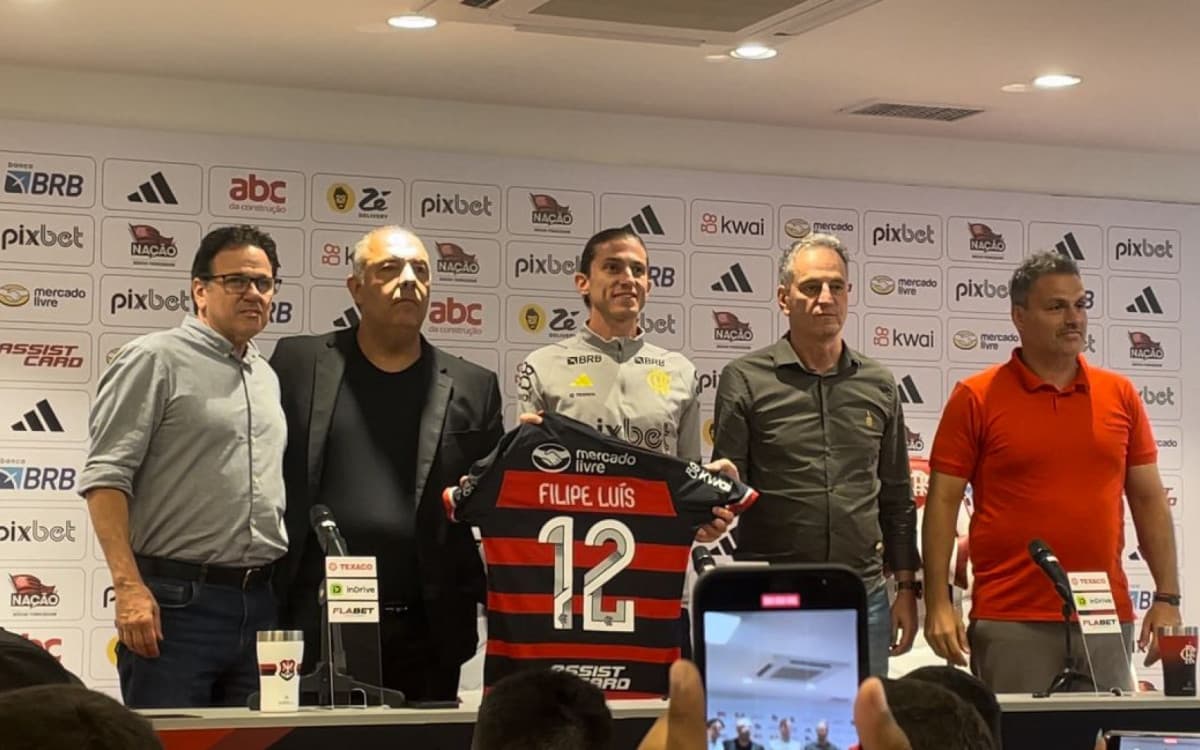 Filipe Luís agradece oportunidade no Flamengo: 'Privilégio guiar o melhor elenco da América'