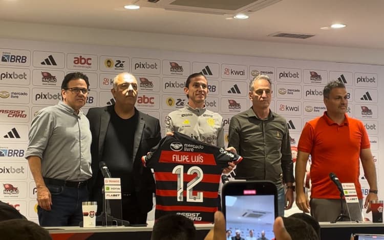 Filipe Luís agradece oportunidade no Flamengo: 'Privilégio guiar o melhor elenco da América'
