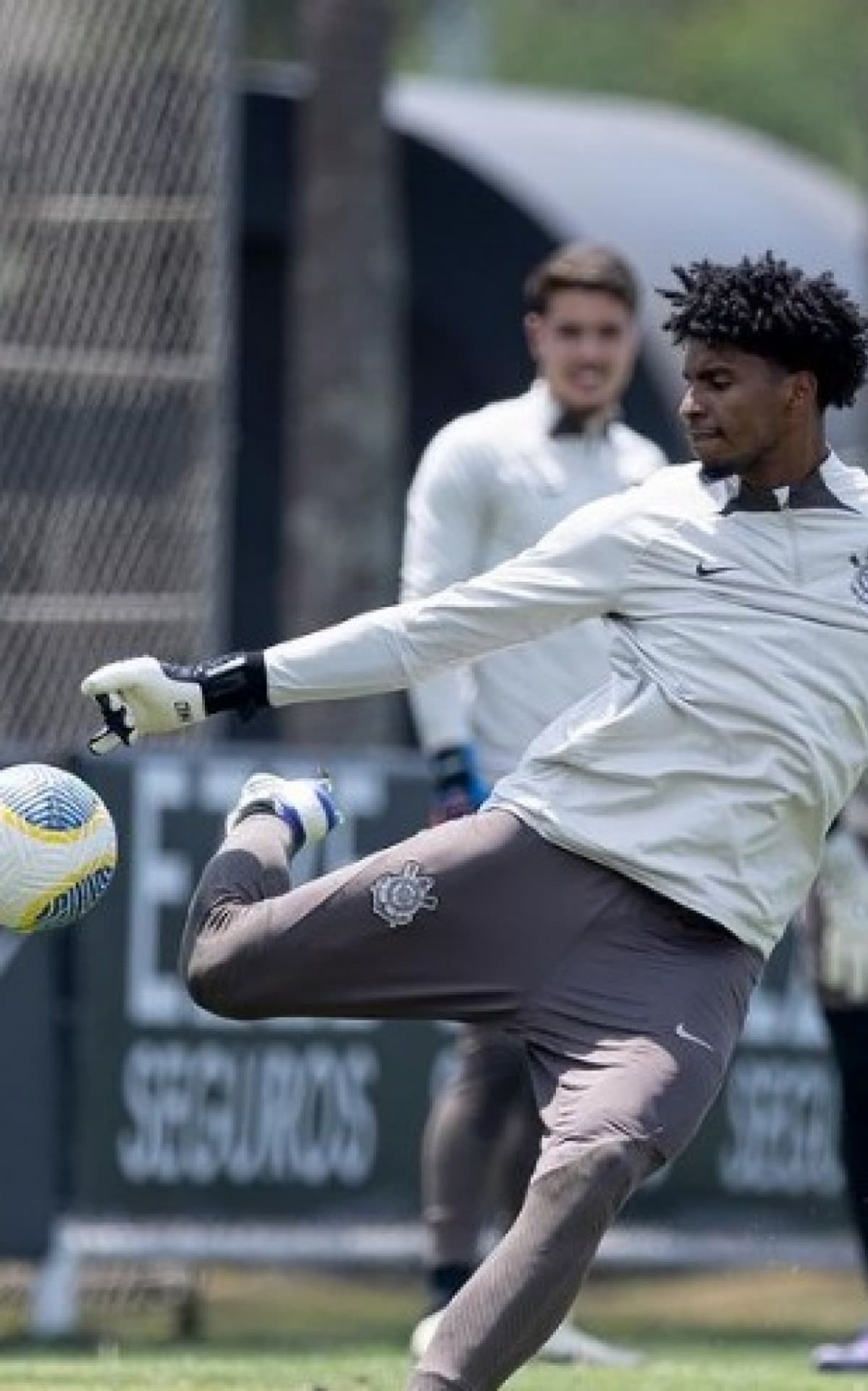 Flamengo aceita parcelar venda de Hugo Souza ao Corinthians em quatro vezes