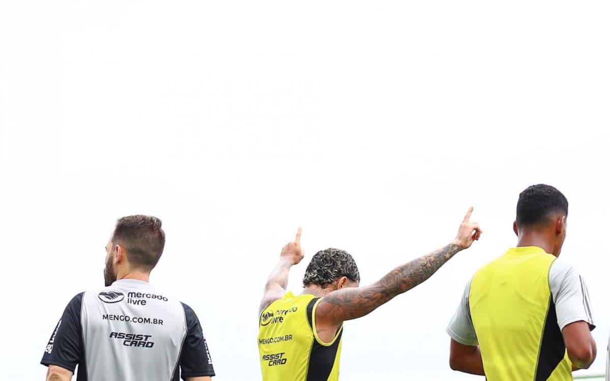 Vídeo! Jogadores do Flamengo brincam e fazem duelo de velocidade durante treino