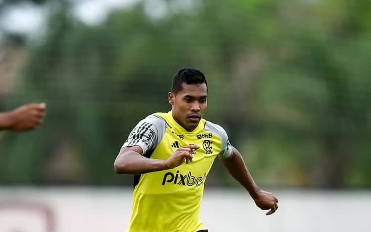 Alex Sandro volta a treinar com o restante do elenco no Flamengo