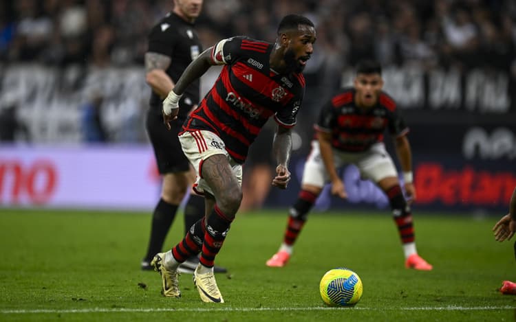 Com febre e dores no corpo, Gerson quase desfalcou o Flamengo contra o Corinthians