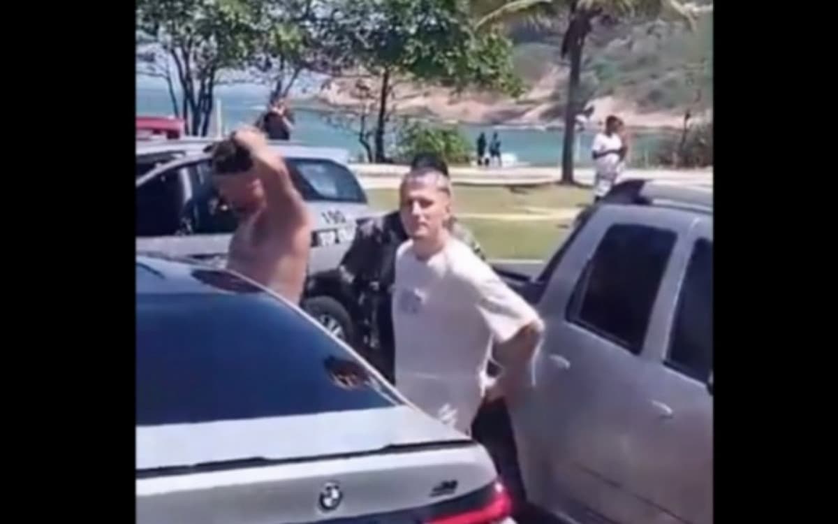 Flamengo se pronuncia sobre presença de Varela em confusão de torcedores do Peñarol no Recreio