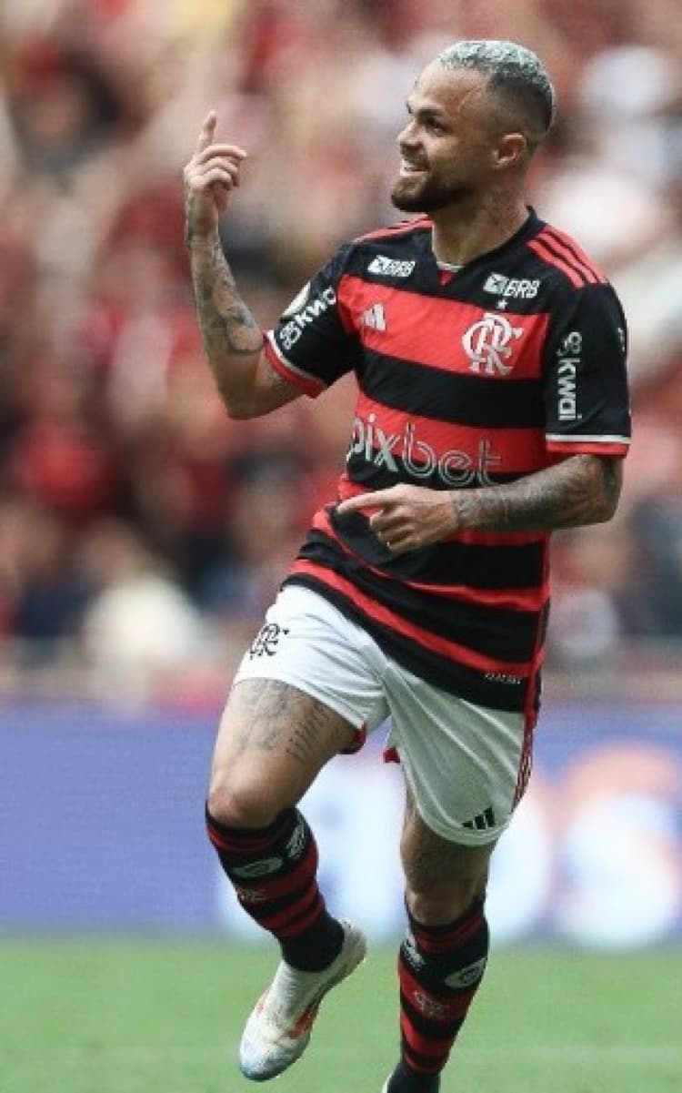 Michael faz primeiro gol após lesão no Flamengo: 'Feliz de voltar bem'