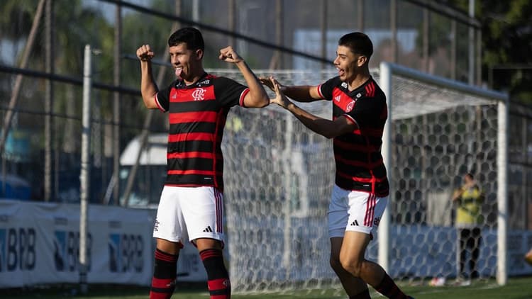 No dia da volta, Gabigol é homenageado com muque em vitória do Flamengo no sub-20: "Ídolo"