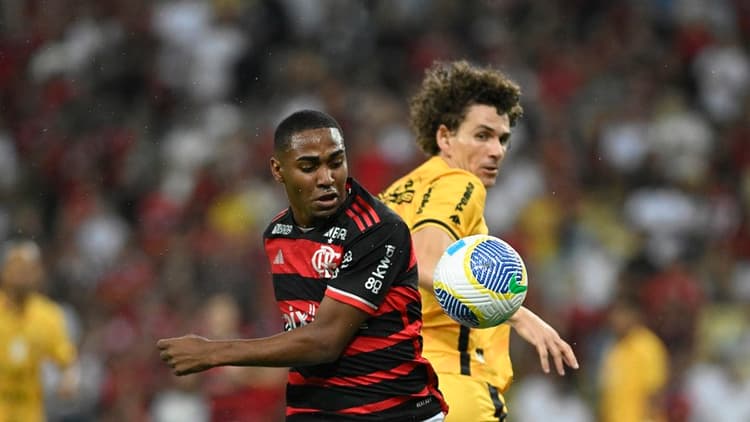 Lorran agarra primeira chance com Tite de titular e aos 17 anos enche os olhos do técnico no Flamengo