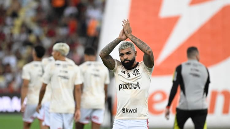 Gabigol se ajoelha ao entrar em campo e é ovacionado pela torcida do Flamengo; veja imagens