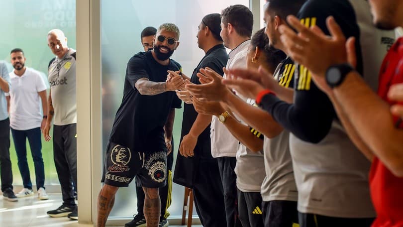Apto a jogar 30 minutos, Gabigol recebeu visita de Tite e teve supervisão do Flamengo